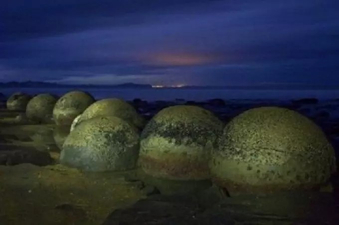 Some Moeraki boulders